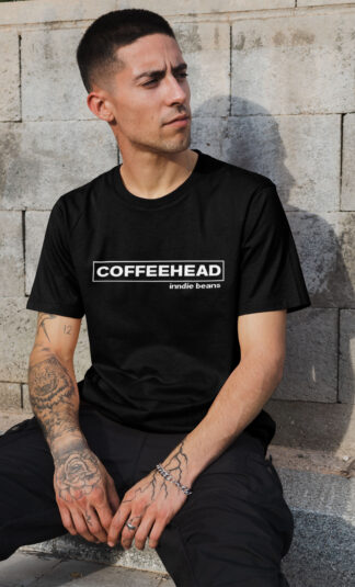 Mann mit Coffeehead T-Shirt
