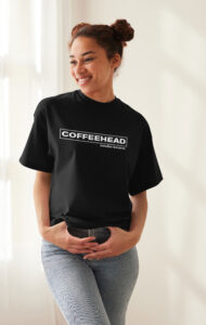 Frau mit Coffeehead T-Shirt